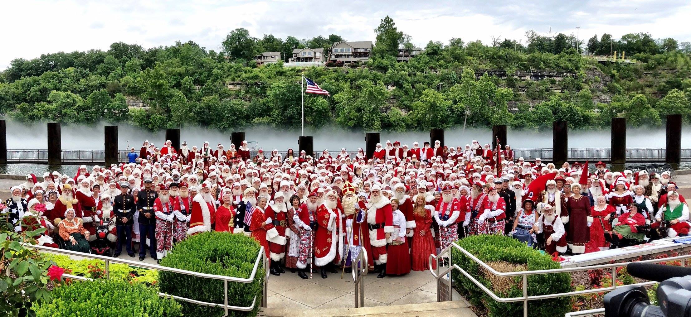 Discover_Santa_2016-Branson_Waterfront.jpg