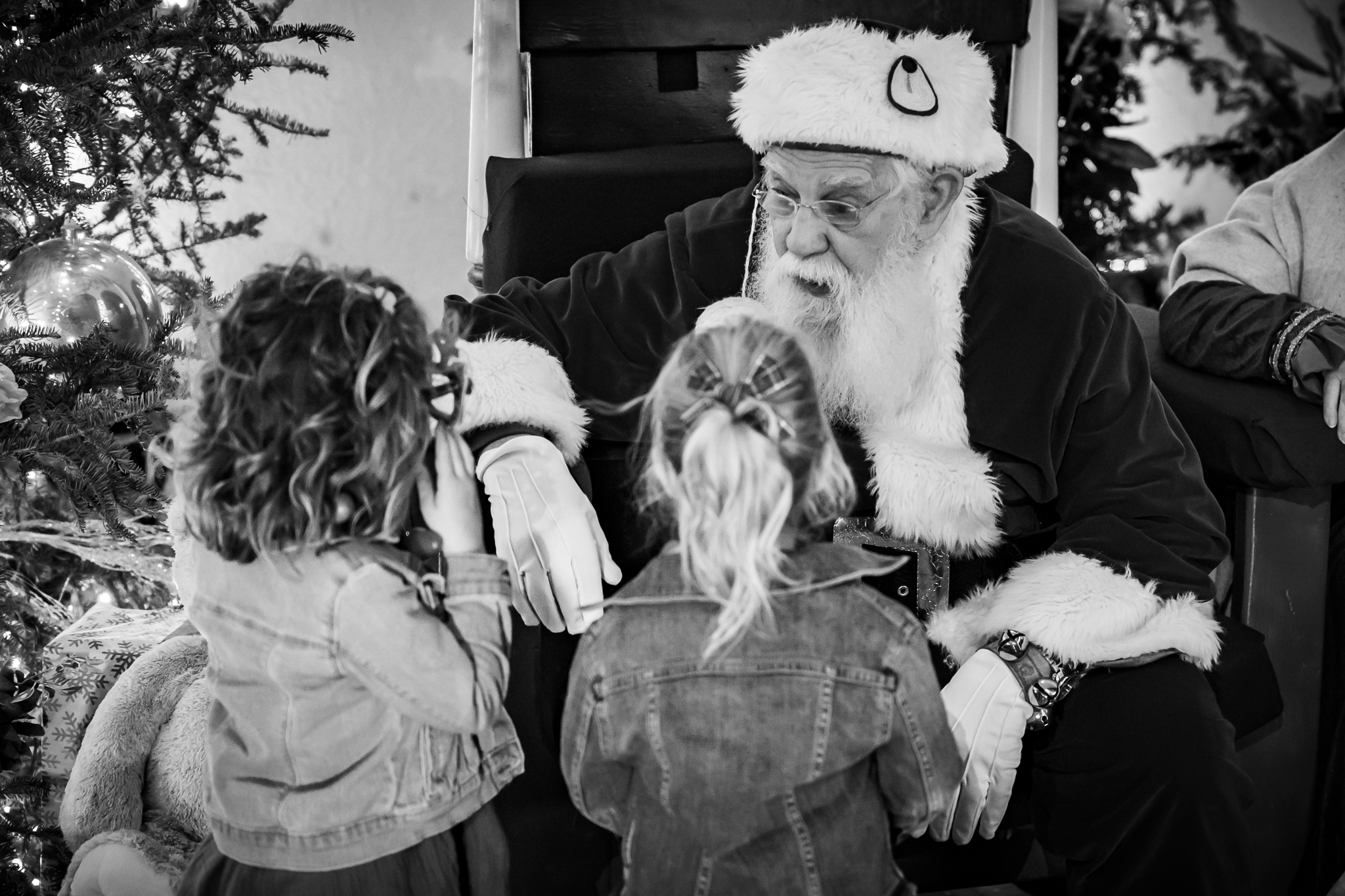 Santa and children at Philbrook 2021